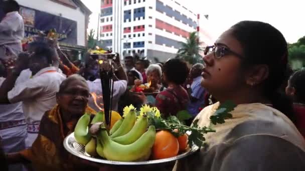 Gläubige brachten Blumen und Obst dar. — Stockvideo