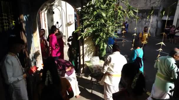 Hindu volunteered serve food and drink for devotees during Thaipusam procession. — Stock Video