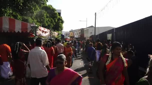 Multitudes en la calle dan la bienvenida a la llegada del carro de oro . — Vídeo de stock