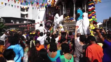 Gümüş at arabasında Lord Muruga 'ya sunulan sadık dindarları kapatın..
