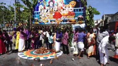 Hindu fanatikler hindistancevizini yere sererler..