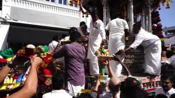 Wielbiciele ofiarowujący się bóstwu podczas Thaipusam. — Wideo stockowe