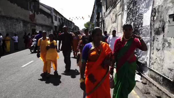 I devoti indù camminano per strada durante il festival di Thaipusam. — Video Stock