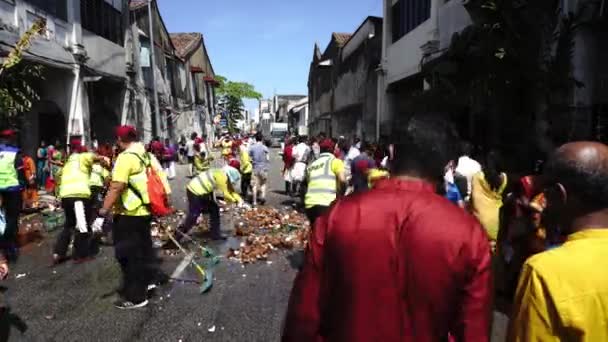 槟城市议会（MBPP）的工作人员在椰子破碎后清扫了地面. — 图库视频影像