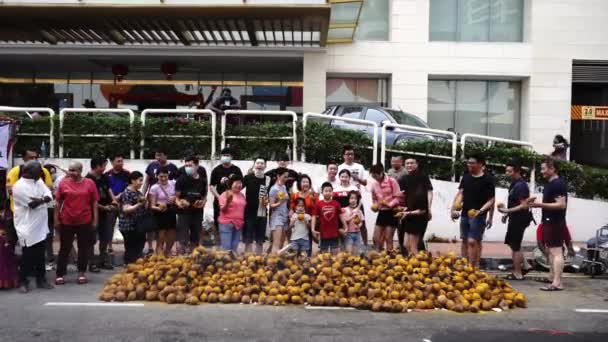 Chińscy wielbiciele niosą kokosy z radością przygotowują się do rozbijania kokosów.. — Wideo stockowe