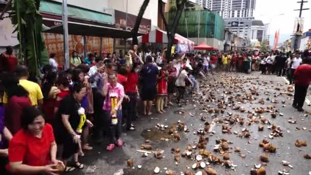中国人とインド人の信者はJalan Dato Keramatでココナッツを粉砕する. — ストック動画