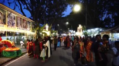 Hintli dindarlar Thaipusam Festivali sırasında Jalan Utama 'da yürüyorlar.