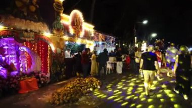 Panthal Thaipusam 'da renkli ışıklandırma. Zeminde hindistan cevizi yığını.