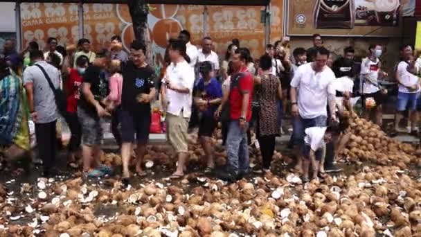 Rompere il cocco come offerta rituale durante la festa di Thaipusam. — Video Stock