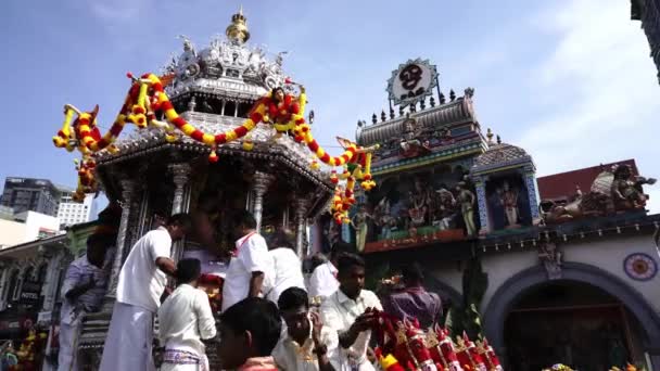 Silver chariot receive offerings from devotees. — Stock Video