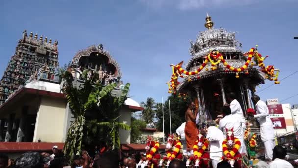 Sacerdote llevar olla lámpara de aceite en carro de plata en frente templo de Nagarathar Sivan — Vídeo de stock