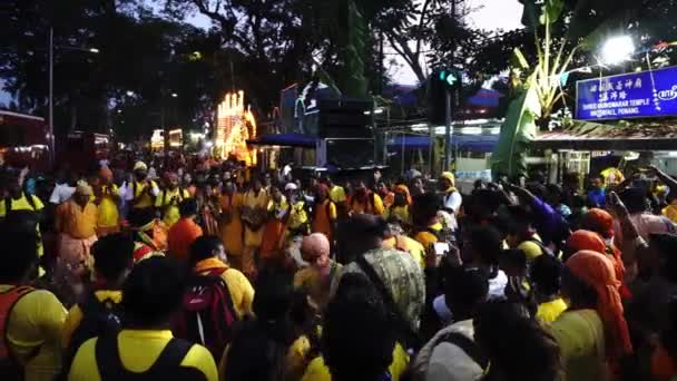 Devotees dance at Shree Muniswarar Temple Waterfall during Thaipusam. — Stock Video