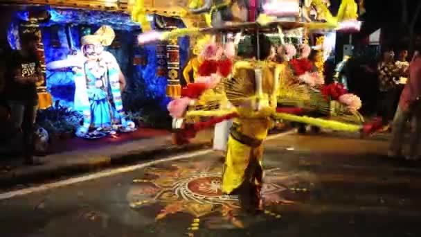 Indian devotees dans pe Kolam desen pe stradă . — Videoclip de stoc