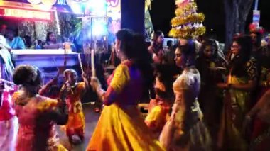 Geceleyin sopa dansı yapmak..