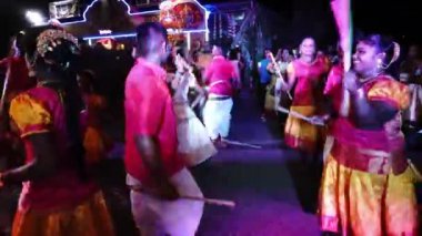 Sokakta renkli LED ışığı olan Hint çubuğu.