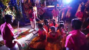 Gimbal, Thaipusam kutlamaları sırasında Hindistan 'da sopa dansı yaptı..