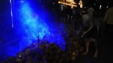 Çinliler geceleri hindistan cevizi yığınının yanında tütsü çubuğuyla dua ederler.