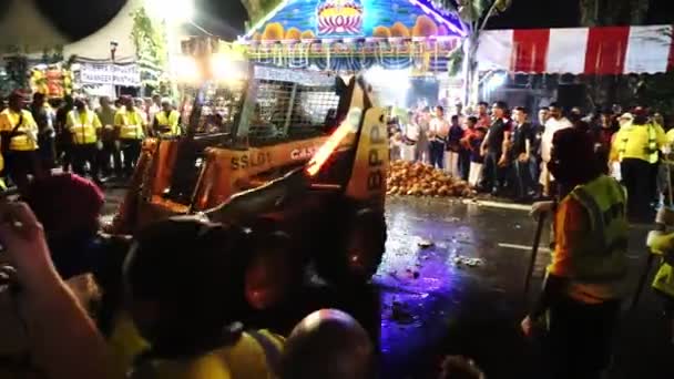КЕЙС экскаватор погрузчик эффективно удалить кокос после удара на дороге — стоковое видео