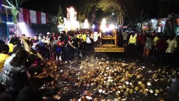 Publiken är upphetsad när kokosnöten krossas på gatan. — Stockvideo