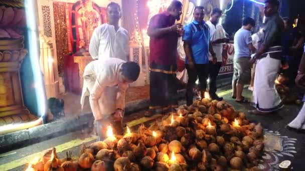 Algunos cocos se encienden antes de romper el coco ritual . — Vídeos de Stock