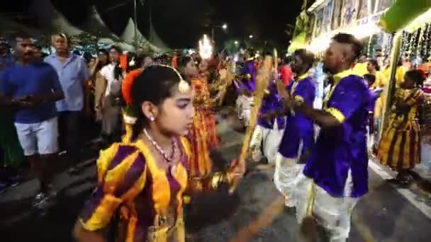 Indiai bottánc az utcán a Thaipusam fesztivál alatt — Stock videók