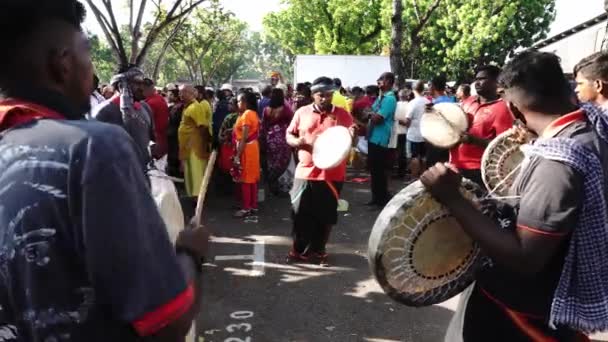 Hindu fanatikler vücutlarına piercing yaparken davul çalarlar.. — Stok video