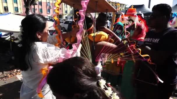 Ajuda da família para configurar kavadi . — Vídeo de Stock