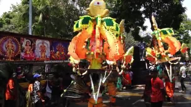 Hindoe toegewijden dragen kavadi dansen op de weg. — Stockvideo