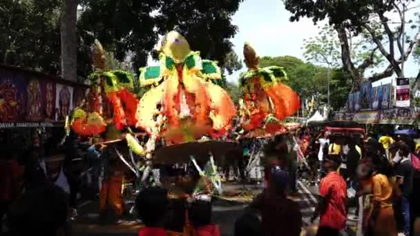 Tre kavadi bärare med samma design dans framför thaneer Panthal — Stockvideo