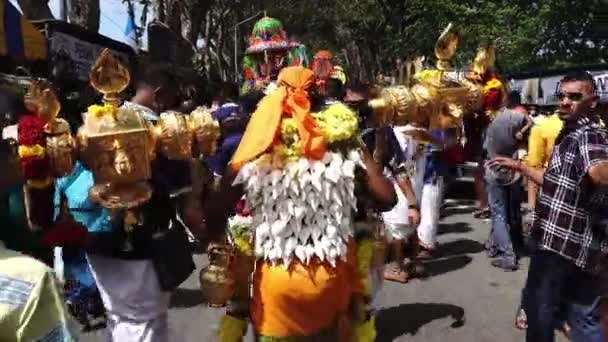 Kavadi adoración celebrar un portador de oro . — Vídeo de stock