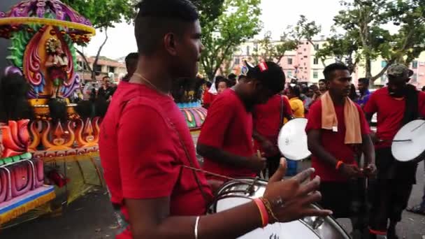 Świetny perkusista podczas Thaipusam. — Wideo stockowe