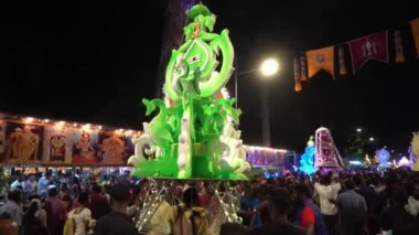 Kavadi 'yi taşıyan kişi Şelale Tepesi Tapınağı' na doğru yürüyor..