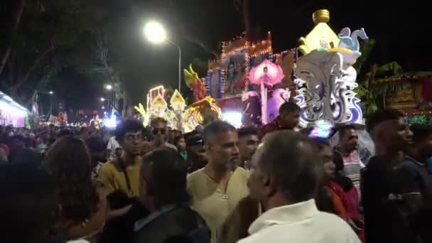 Devotos y portadores de kavadi se mueven en la calle concurrida celebran Thaipusam . — Vídeos de Stock
