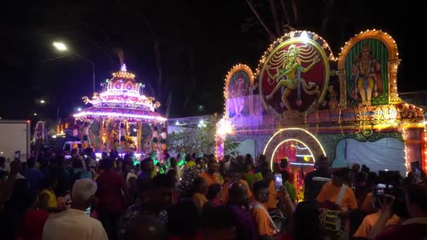 Kavadi-Träger ziehen einen bunten Wagen auf der Straße. — Stockvideo