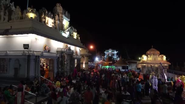 Віруючі на вулиці Арульмігу Срі Ганешар Храм під час Тайпусам. — стокове відео
