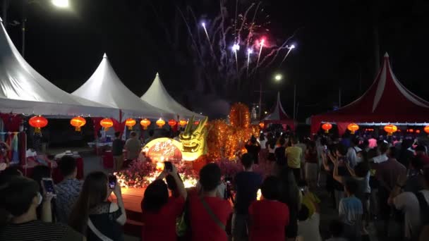 Celebración de fuegos artificiales Chap Goh Meh en la explanada . — Vídeo de stock