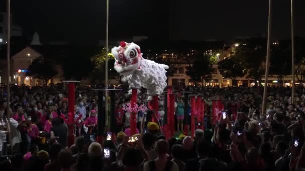 Multidões tiram fotos da performance de dança de leões durante o Chap Goh Meh — Vídeo de Stock