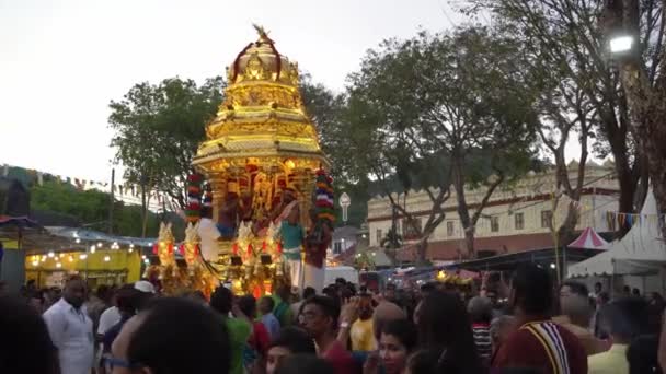 Devotos ofrenda delante de carro de oro . — Vídeos de Stock