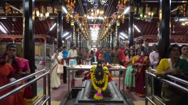 Gläubige beten am Nattukkottai Chettiar Tempel während Thaipusam — Stockvideo