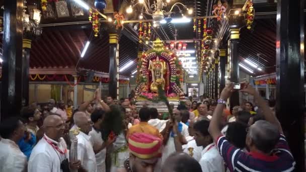 Socha lorda Murugy v chrámu Nattukkottai Chettiar — Stock video