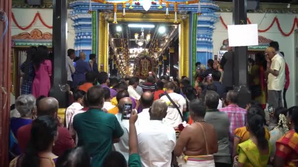 Multitud de devotos hindúes agradecen la partida del Señor Murugan . — Vídeo de stock