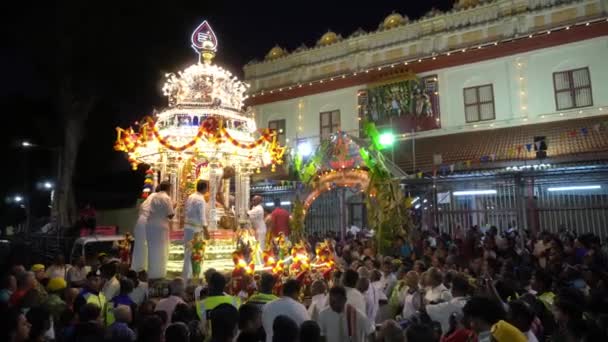 Devotos se reúnem no Templo Nattukkottai Chettiar — Vídeo de Stock