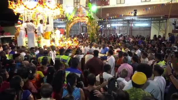 Trots utbrottet av coronavirus firar hinduer thaipusam.. — Stockvideo
