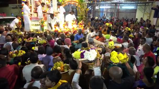 Los devotos levantan la mano ofreciendo flor, fruta a la deidad . — Vídeos de Stock