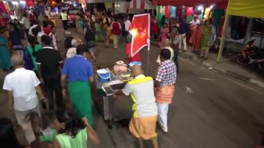 Hindistan cevizini adak olarak kesmek için oyalanmak, sokaklara düşkün biri tarafından itilmektir..