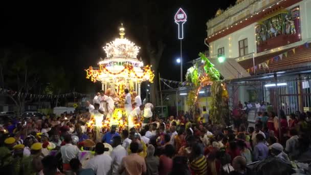 Több ezer bhakta gyűlt össze a Nattukkottai Chettiar templomnál. — Stock videók