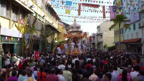 Ezüst szekér érkezik a templomba Thaipusam utolsó napján.. — Stock videók