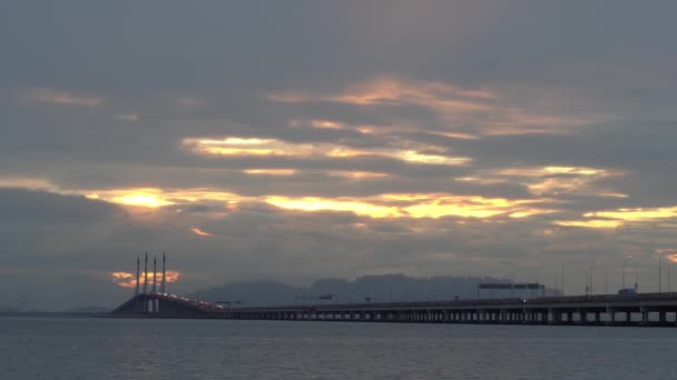 Timelapse voertuig verplaatsen op Penang Bridge in de ochtend. — Stockvideo