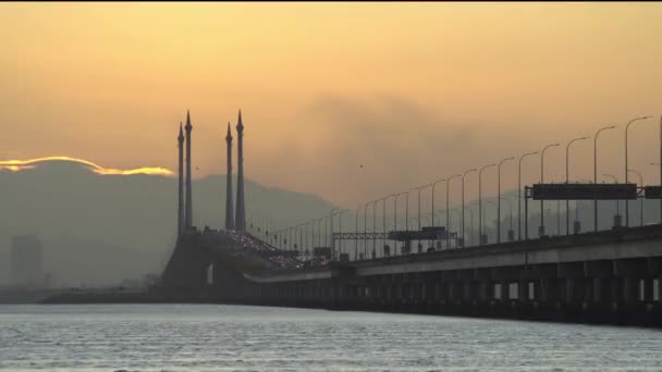 Včasný pohyb auta na mostě Penang za úsvitu ráno. — Stock video