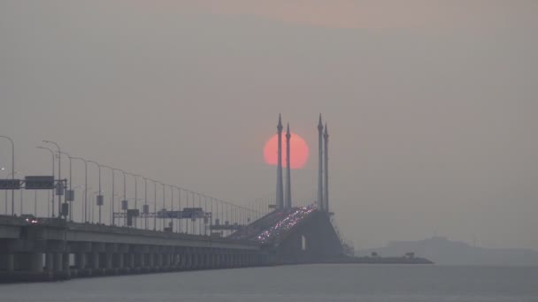 Coche Timelapse moviéndose en el puente Penang. Salida de la luna de yema de huevo en el lapso medio . — Vídeos de Stock